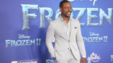 Sterling K. Brown, 7 Kasım 2019 'da Hollywood Dolby Tiyatrosu' nda düzenlenen Disney 's Frozen 2' nin dünya prömiyerinde..