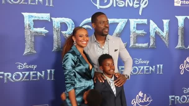 Sterling Brown Ryan Michelle Bathe World Premiere Disney Frozen Held — Stockvideo