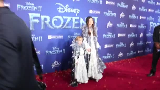 Selena Gomez Gracie Teefey Estreia Mundial Frozen Disney Realizada Dolby — Vídeo de Stock