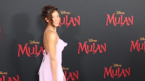 Dania Ramirez Bei Der Weltpremiere Von Disneys Mulan Dolby Theatre — Stockvideo