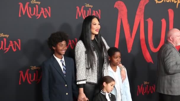 Kimora Lee Simmons Kids World Premiere Disney Mulan Held Dolby — Vídeo de Stock