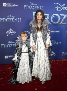 Selena Gomez ve Gracie Teefey, 7 Kasım 2019 'da Hollywood Dolby Tiyatrosu' nda düzenlenen Disney 's Frozen 2' nin dünya prömiyerinde.