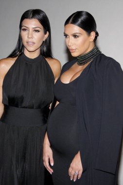 Kourtney Kardashian ve Kim Kardashian Cosmopolitan Magazine 'in Batı Hollywood' da 12 Ekim 2015 'te Ysabel' de düzenlenen 50. doğum günü kutlamalarında.