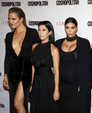 Khloe Kardashian, Kourtney Kardashian ve Kim Kardashian Cosmopolitan Dergisi 'nin 12 Ekim 2015' te Batı Hollywood 'da Ysabel' de düzenlenen 50. doğum günü kutlamasında.