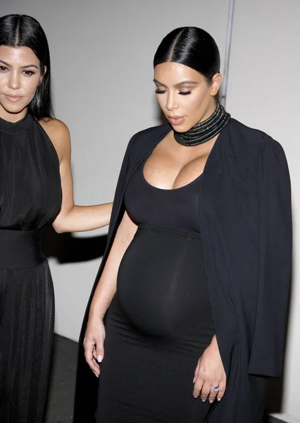 Kourtney Kardashian Kim Kardashian Cosmopolitan Magazine Születésnapi Ünnepségén Melyet 2015 — Stock Fotó