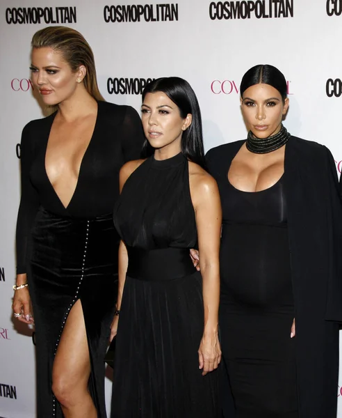 Khloe Kardashian Kourtney Kardashian Kim Kardashian Річчя Cosmopolitan Magazine Яке — стокове фото