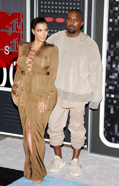 洛杉矶 加利福尼亚 2015年8月30日 Kanye 西部和金金 卡戴珊在 2015 Mtv 录影音乐奖举行在微软剧院在美国洛杉矶 2015年8月30日 — 图库照片