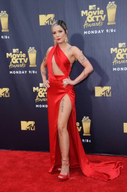 16 Haziran 2018 Santa Monica, ABD Barker hangarda Halsey 2018 Mtv film ve Televizyon Ödülleri'nde düzenlenen.