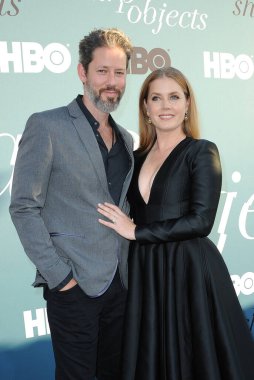 Amy Adams ve Darren Le Gallo, 26 Haziran 2018 'de Hollywood' daki Cinerama Dome 'da düzenlenen HBO' nun Limited Series 'Sharp Objects' in Los Angeles galasında.