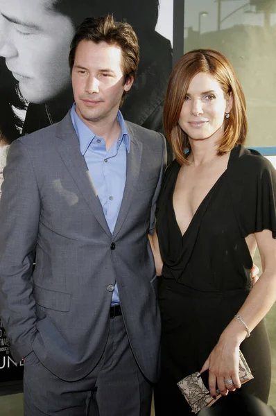 里维斯和桑德拉 布洛克出席了2006年6月13日在美国好莱坞电影院举行的 湖畔小屋 首映式 — 图库照片