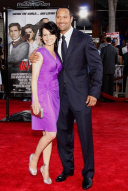 Dwayne Johnson ve Carla Gugino 16 Haziran 2008 'de Westwood' daki Mann Village Tiyatrosu 'nda düzenlenen' Get Smart 'galasında.  