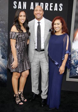 Dwayne Johnson, Ata Johnson ve Simone Alexandra Johnson, 26 Mayıs 2015 'te ABD' nin Hollywood kentindeki TCL Çin Tiyatrosu IMAX 'te düzenlenen' San Andreas 'ın Los Angeles galasında.