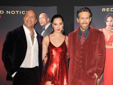 Dwayne Johnson, Gal Gadot ve Ryan Reynolds Netflix 'in 3 Kasım 2021' de Los Angeles, ABD 'de düzenlenen Los Angeles Live' daki 