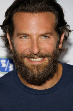 Bradley Cooper, 9 Eylül 2016 'da ABD' nin Los Angeles kentindeki Walt Disney Konser Salonu 'nda düzenlenen 5. Bienal Stand Up To Cancer' da.