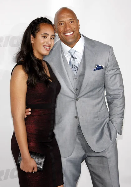 Dwayne Johnson ve Simone Alexandra Johnson, 1 Nisan 2015 'te ABD' nin Hollywood kentindeki TCL Çin Tiyatrosu 'nda düzenlenen' Furious 7 'nin Los Angeles galasında. 