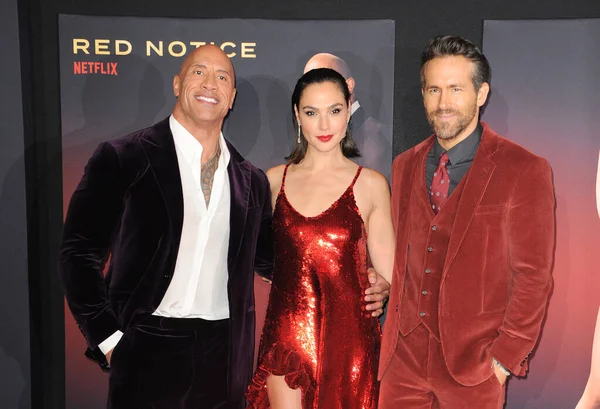在2021年11月3日于美国洛杉矶洛杉矶举行的Netflix 红色通知 世界首映式上 Dwayne Johnson Gal Gadot和Ryan Reynolds出席了开幕式 — 图库照片