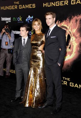 Josh Hutcherson, Jennifer Lawrence ve Liam Hemsworth 12 Mart 2012 'de Los Angeles' ta Nokia Theatre L.A. 'de düzenlenen' Açlık Oyunları 'galasında.. 