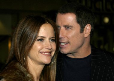Kelly Preston ve John Travolta 14 Şubat 2005 tarihinde Hollywood Grauman Çin Tiyatrosu'nda düzenlenen Be Cool Los Angeles Premiere katılmak, Kaliforniya.