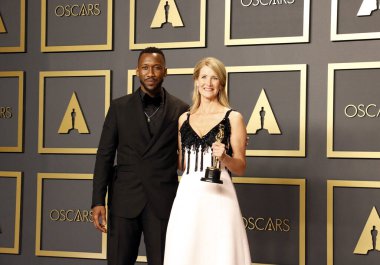 Laura Dern ve Mahershala Ali, 9 Şubat 2020 'de Hollywood Dolby Tiyatrosu' nda düzenlenen 92. Akademi Ödülleri Basın Odası.