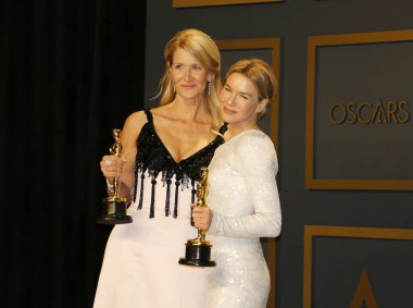 Laura Dern ve Renee Zellweger, 9 Şubat 2020 tarihinde Hollywood Dolby Tiyatrosu 'nda düzenlenen 92. Akademi Ödülleri Basın Odası' nda..