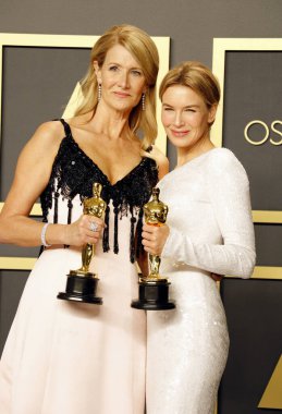 Laura Dern ve Renee Zellweger, 9 Şubat 2020 tarihinde Hollywood Dolby Tiyatrosu 'nda düzenlenen 92. Akademi Ödülleri Basın Odası' nda..