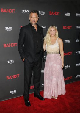 Elisha Cuthbert ve Josh Duhamel 21 Eylül 2022 'de ABD' nin Hollywood kentindeki Harmony Gold Theater 'da düzenlenen' Haydut 'un Los Angeles galasında.