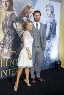 Chris Hemsworth ve Elsa Pataky, 11 Nisan 2016 'da ABD' nin Westwood kentindeki Regency Village Theatre 'da düzenlenen' The Huntsman: Winter 'ın galasında.