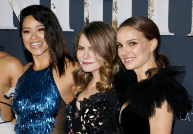 'Annihilation Regency Village Theater Westwood, ABD'de 13 Şubat 2018 düzenlenen' Jennifer Jason Leigh, Natalie Portman ve Gina Rodriguez, Los Angeles premiere.