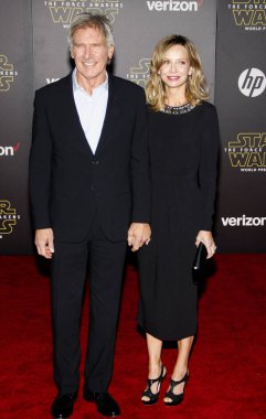 HOLYWOOD, CA - Harrison Ford ve Calista Flockhart 'Star Wars' un dünya prömiyerinde 14 Aralık 2015 tarihinde ABD 'nin Hollywood kentindeki TCL Çin Tiyatrosu' nda düzenlendi..