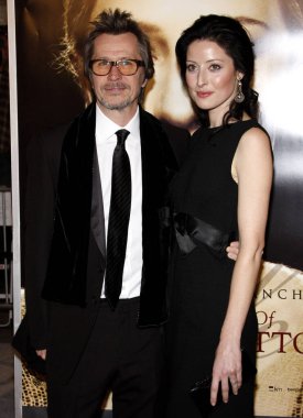 Gary Oldman ve Alexandra Edenborough, 8 Aralık 2008 'de Westwood' daki Mann 's Village Theater' da düzenlenen 