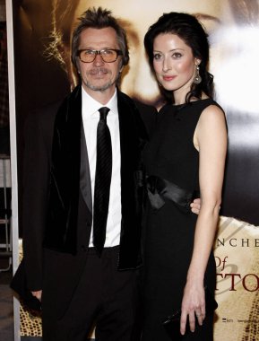 Gary Oldman ve Alexandra Edenborough, 8 Aralık 2008 'de Westwood' daki Mann 's Village Theater' da düzenlenen 