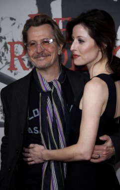 Gary Oldman ve Alex Edenborough, 7 Mart 2011 'de Hollywood, ABD' deki Grauman 's Chinese Theater' da düzenlenen 