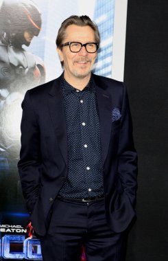 Gary Oldman, 10 Şubat 2014 'te Los Angeles' taki TCL Çin Tiyatrosu 'nda Robocop' un galasında.