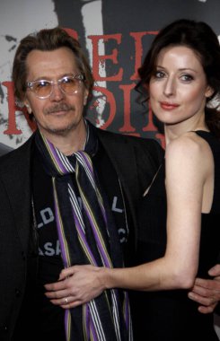 Gary Oldman ve Alex Edenborough, 7 Mart 2011 'de Hollywood, ABD' deki Grauman 's Chinese Theater' da düzenlenen 