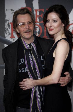 Gary Oldman ve Alex Edenborough, 7 Mart 2011 'de Hollywood, ABD' deki Grauman 's Chinese Theater' da düzenlenen 