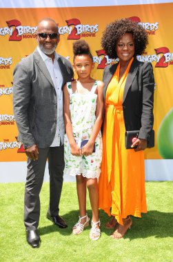 Julius Tennon, Genesis Tennon ve Viola Davis 10 Ağustos 2019'da Abd'nin Westwood kentindeki Regency Village Theater'da düzenlenen 'The Angry Birds Movie 2'nin Los Angeles galasında.