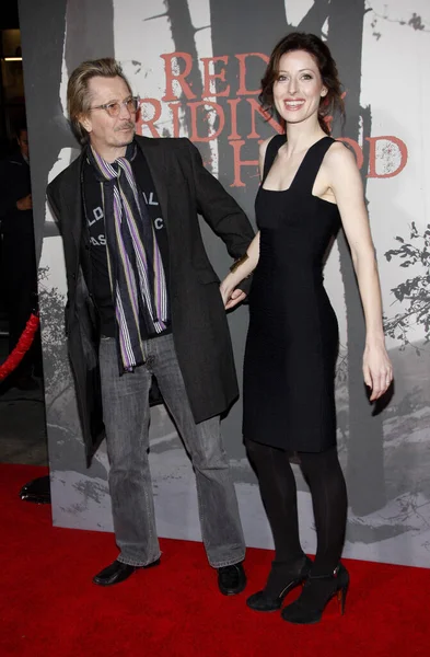 ゲイリー オールドマンとアレックス エデンボローが 2011年3月7日にアメリカ ハリウッドのグラマン チャイニーズ シアターで開催された レッド ライディング フッド — ストック写真