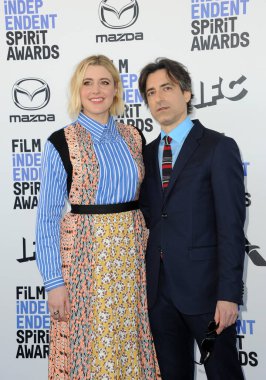 Greta Gerwig ve Noah Baumbach, 8 Şubat 2020 'de Santa Monica, ABD' deki Santa Monica Sahili 'nde düzenlenen 35. Yıllık Bağımsız Film Ruh Ödülleri' nde.
