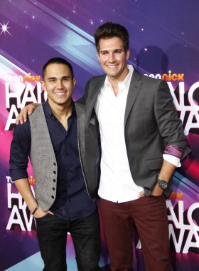 Carlos Pena Jr. ve James Maslow, 17 Kasım 2012 'de Hollywood Palladium' da düzenlenen 2012 Halo Ödülleri 'nde Big Time Rush' a katıldılar..