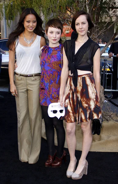 在2010年9月19日于美国好莱坞格劳曼中文剧场举行的洛杉矶首映式上 詹米钟 艾米莉布朗宁和杰娜马龙合唱了 守护神传说 Hoole的猫头鹰 — 图库照片