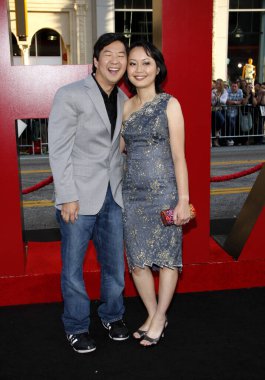 Tran Ho ve aktör Ken Jeong, 19 Mayıs 2011 'de ABD' nin Hollywood şehrindeki Grauman 'ın Çin Tiyatrosu' nda düzenlenen 'The Hangover Part II' nin Los Angeles galasında.