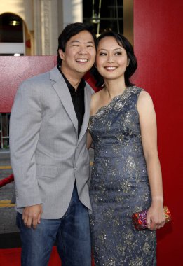Tran Ho ve aktör Ken Jeong, 19 Mayıs 2011 'de ABD' nin Hollywood şehrindeki Grauman 'ın Çin Tiyatrosu' nda düzenlenen 'The Hangover Part II' nin Los Angeles galasında.