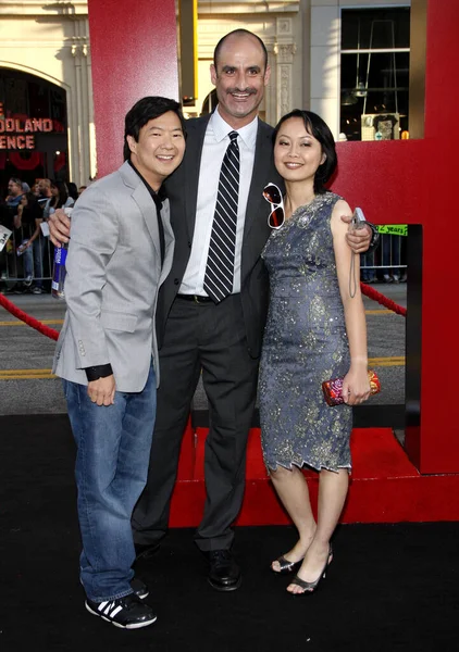 2011年5月19日 在美国好莱坞格劳曼中国戏剧学院举行的洛杉矶首映式上 崔浩和演员成龙合唱了 — 图库照片