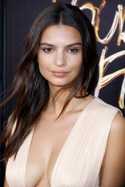 Emily Ratajkowski, 20 Ağustos 2015 'te ABD' nin Hollywood kentindeki TCL Çin Tiyatrosu 'nda düzenlenen 