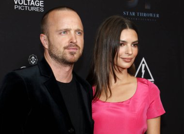 '4 Kasım 2018 üzerinde West Hollywood, ABD Londra Otel'inde düzenlenen eve hoşgeldin' in Aaron Paul ve Emily Ratajkowski, Los Angeles premiere.