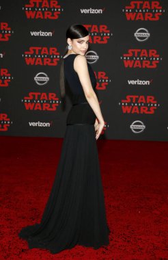 Sofia Carson, 9 Aralık 2017 'de ABD' nin Los Angeles kentindeki Shrine Oditoryumu 'nda düzenlenen' Star Wars: The Last Jedi 'filminin dünya prömiyerinde.