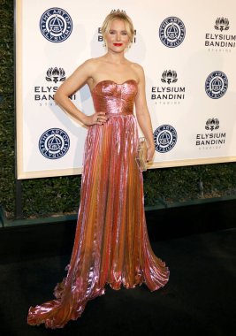 Kristen Bell, 7 Ocak 2017 'de Los Angeles, ABD' deki Red Studios 'ta düzenlenen 10. yıldönümünü kutlamak için Elysium Sanatı' nda..