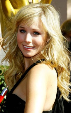 Kristen Bell, 8 Eylül 2007 'de Los Angeles' taki Shrine Auditorium 'da düzenlenen 2007 Primetime Yaratıcı Sanatlar Emmy Ödülleri' nde.