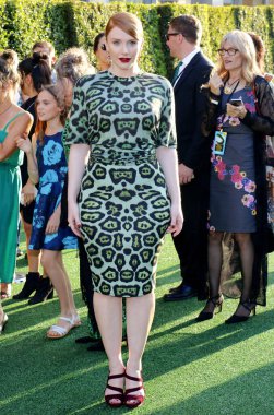Bryce Dallas Howard, 8 Ağustos 2016 'da Hollywood El Capitan Tiyatrosu' nda düzenlenen Pete 's Dragon' un dünya prömiyerinde..