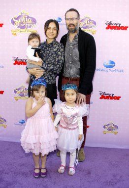 Jason Lee, eşi Ceren Alkac ve oğlu Sonny, 10 Kasım 2012 'de ABD' nin Los Angeles kentindeki Disney Stüdyoları 'nda düzenlenen' Birinci Sofya: Bir Zamanlar Prensesi 'galasında.